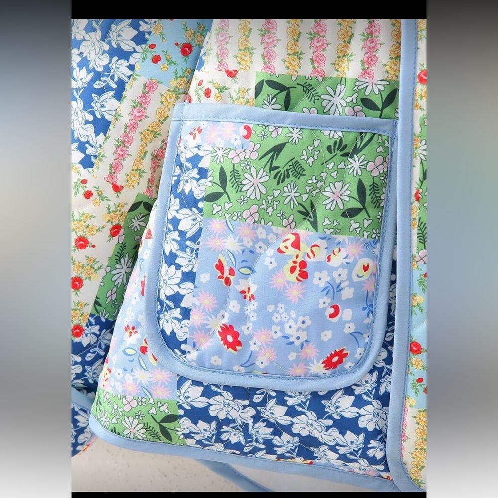 Double-Pocketed Floral patchwork
Jacket With Shaw… - image 7